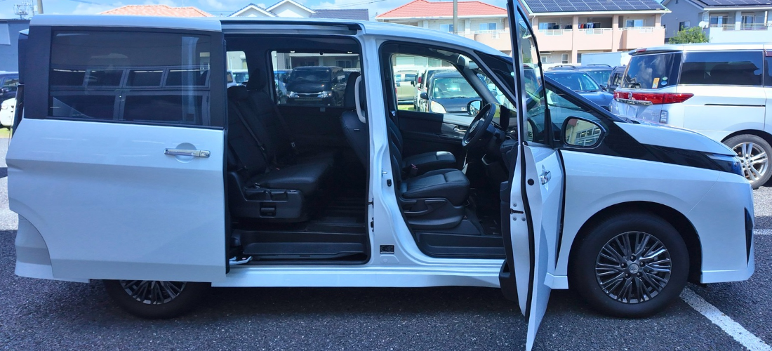 日産セレナのスライドドアを開けた後席と乗り降りするスペース