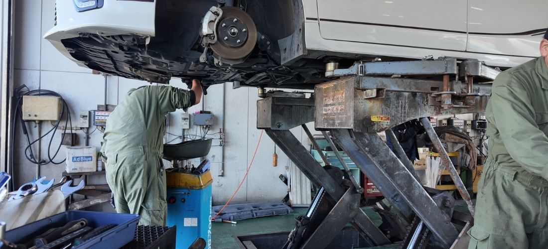 熊本の整備工場で車を点検している様子