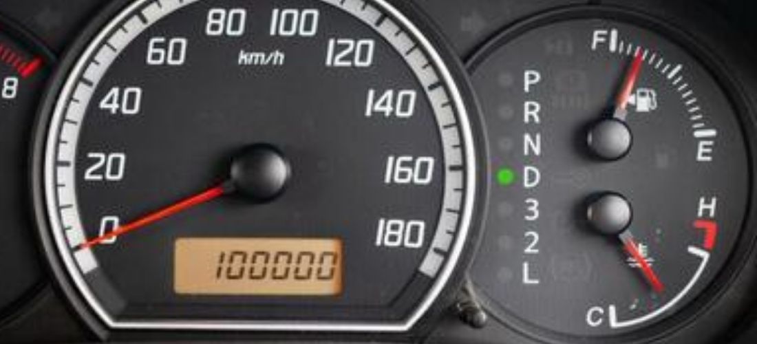 走行距離10万kmの中古車メーター表示例|整備状態が重要